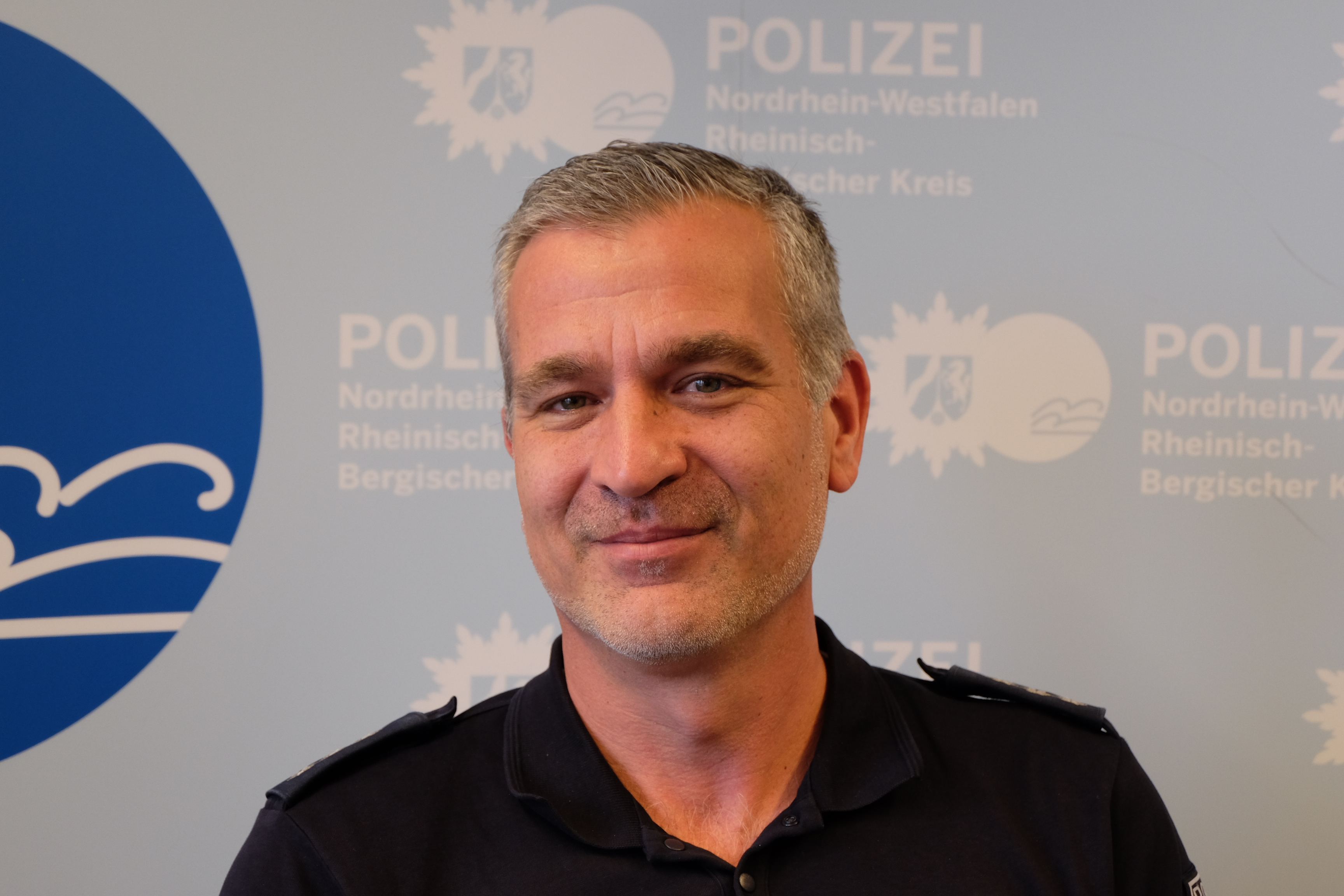 Polizeihauptkommissar Stefan Neunzig mit Uniform-Polohemd