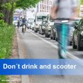 E-Scooter auf Gehweg verwischt