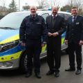 Siegfried Hilge, Bürgermeister Peter Horstmann stehen links von einem Streifenwagen, rechts davon sind Jens Wallschlag, Landrat Dr. Olaf Gericke und Dirk Schellhammer zu sehen