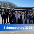 Gruppe vor Streifenwagen