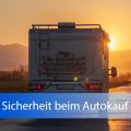 Wohnmobil auf einer Straße vor untergehender Sonne