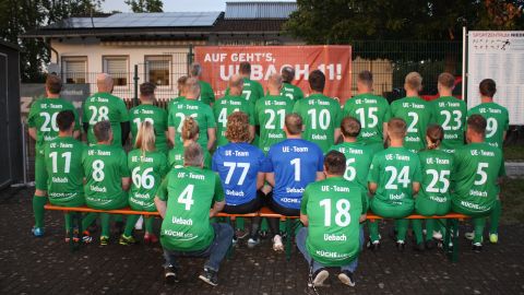 Rückansicht Trikots der SpVg Niederndorf mit Mannschaftsnamen. Alle 27 Spieler heißen mit Nachnamen Uebach.