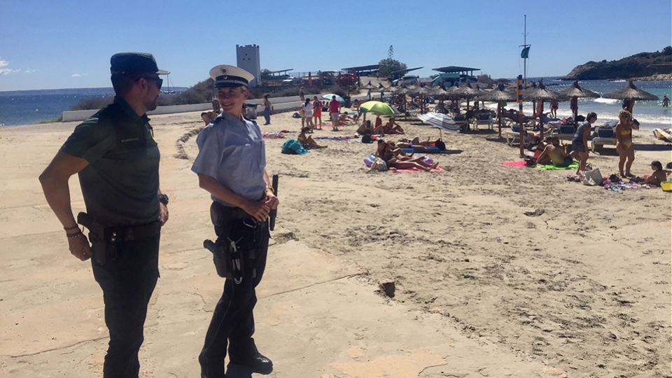 Streife an einem Strandabschnitt in Camp de Mar