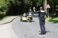 Ein Polizebeamter winkt an der Holperdorper Straße in Lienen Kradfahrer raus, die zur Kontrolle der Polizei fahren sollen. 