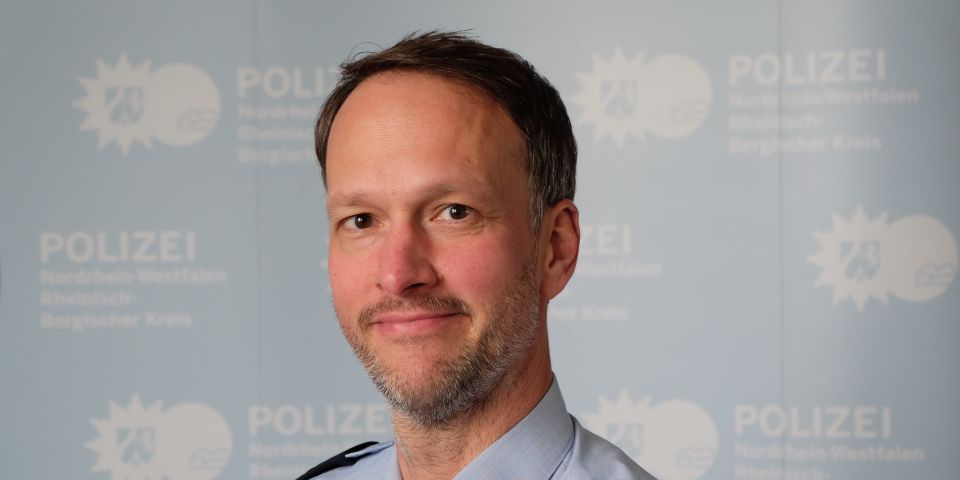 Pressesprecher Polizeihauptkommissar Christian Tholl in Polizeiuniform